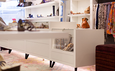 Schoenen, tassen en sieraden in de winkel